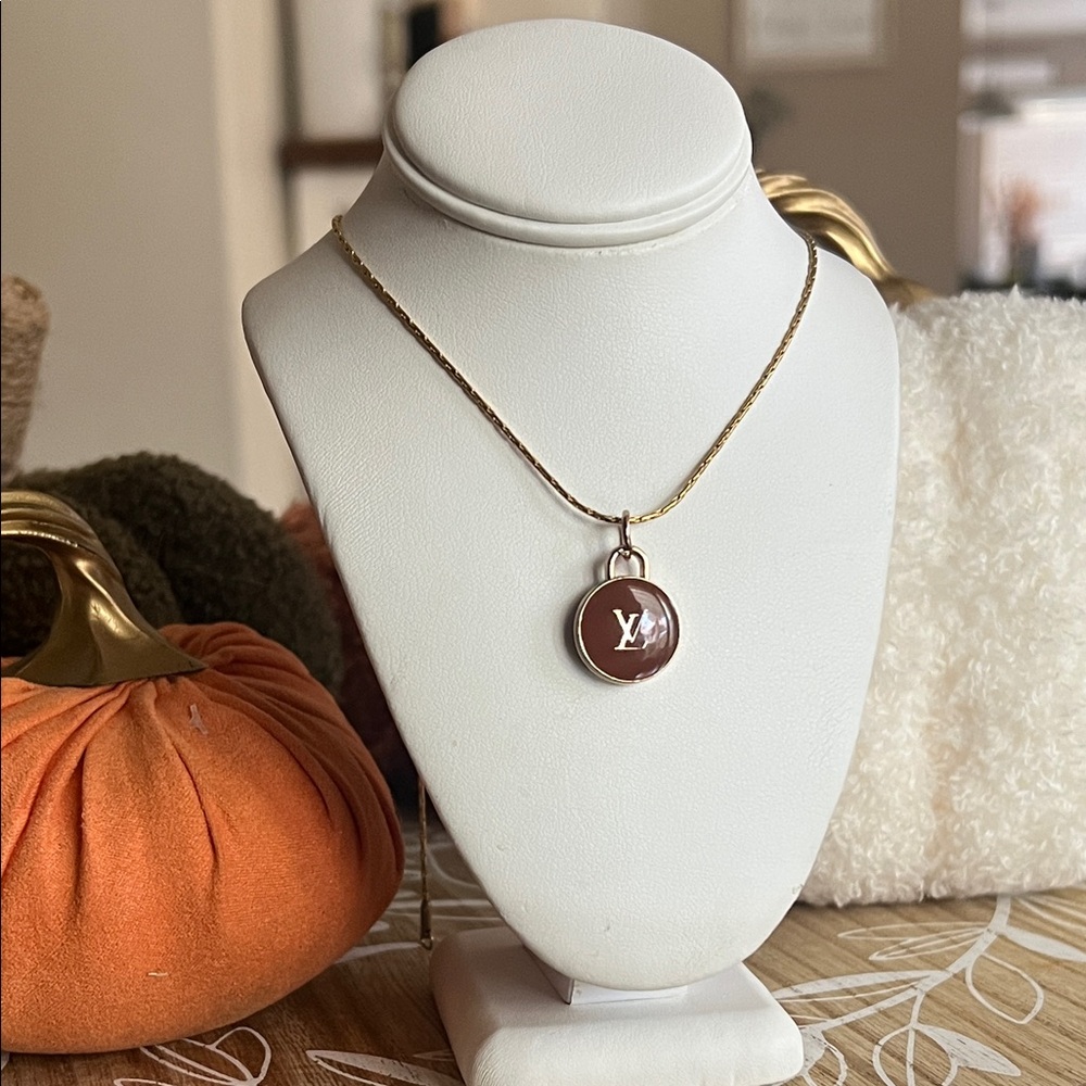Elegant Gold and Brown Pendant Necklace